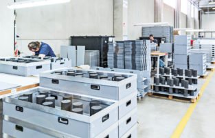 Soehner-Kunststofftechnik-Mitarbeiter-Produktionshalle-HKP-e1551699677327.jpg